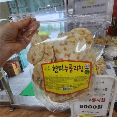 현미누룽지칩 매대 진열 모습