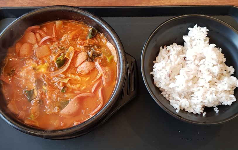 청목원 부대찌개 조리 모습