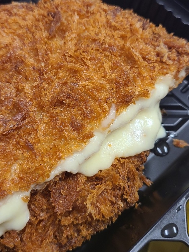 수제 통치즈돈까스 조리 예시