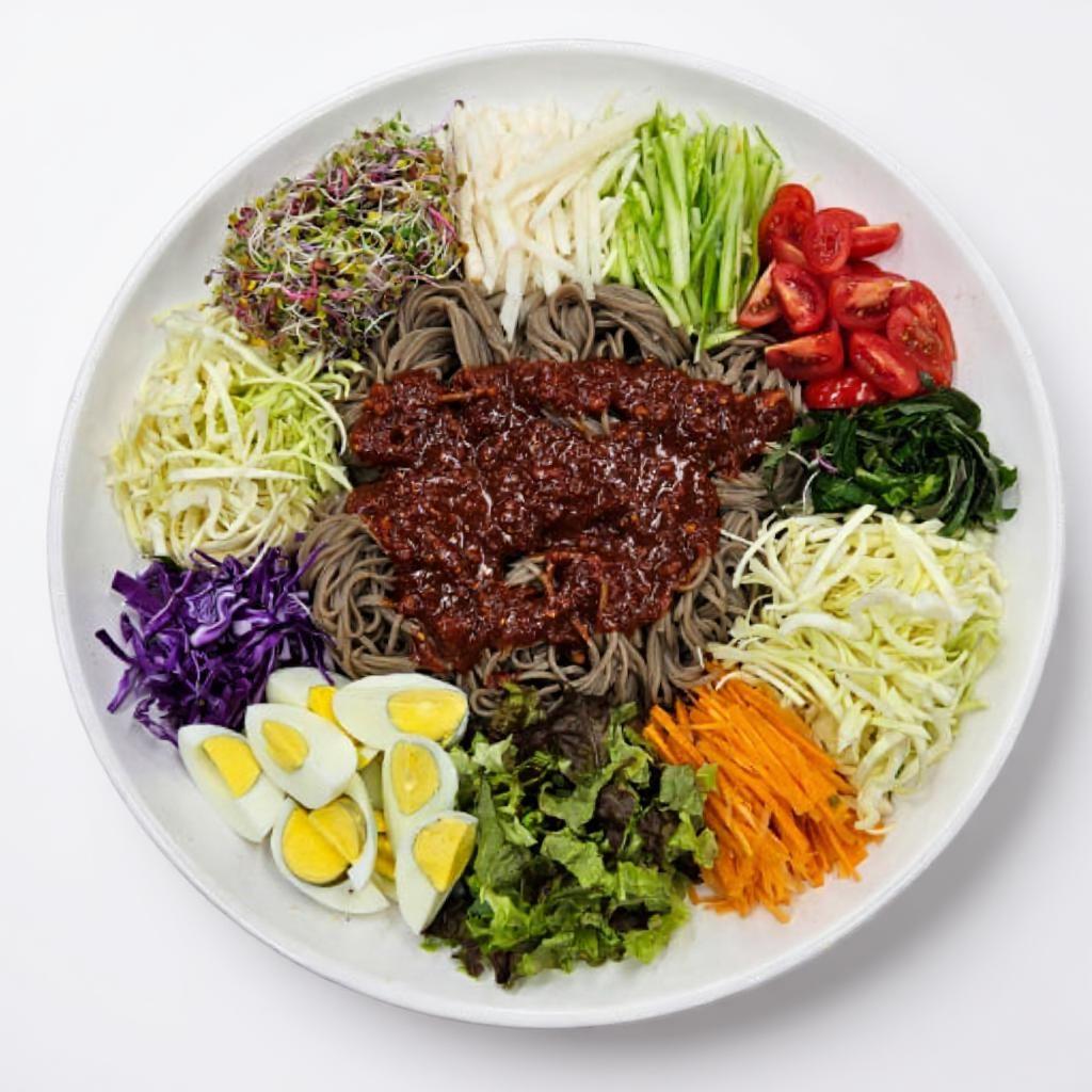 다채로운 막국수 플레이팅